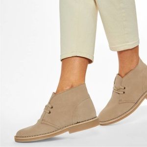 Clarks Originals - Women’s Tan Suede Desert Boots 6